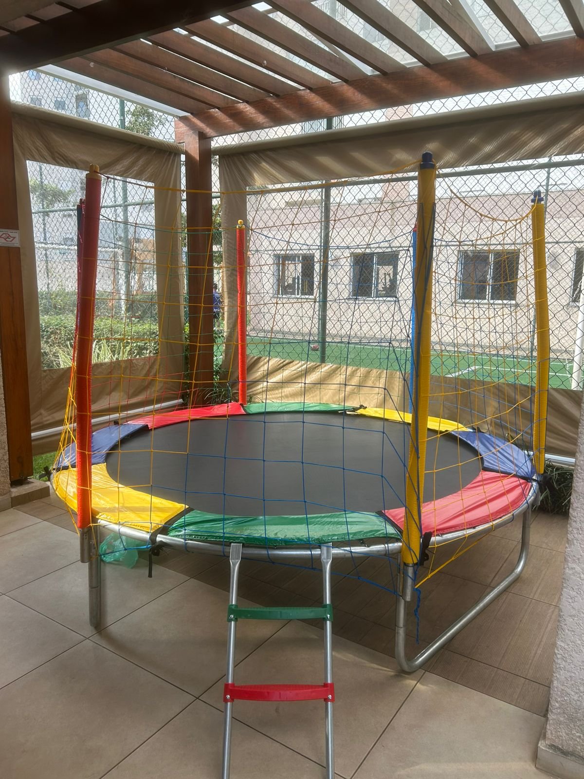 Cama elástica na festa