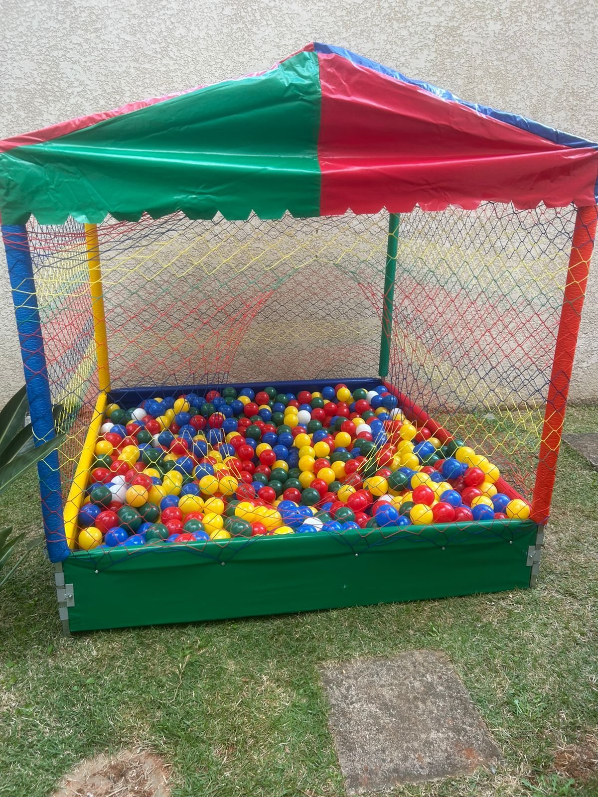 Piscina de bolinhas na festa